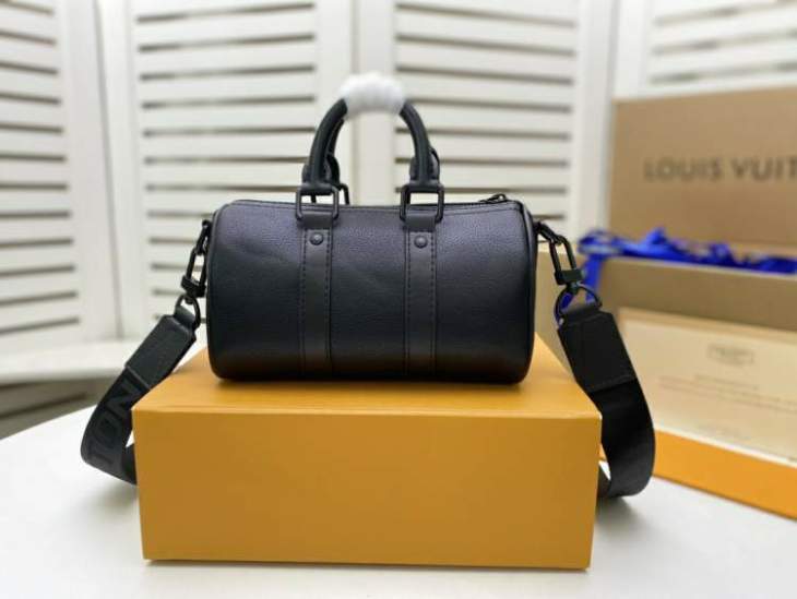 Picture of Louis Vuitton Mens Bags _SKUfw103286407fw